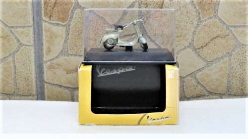 Wonderful Boxed New-Ray Piaggio Die Cast Beige Vespa 125 U (1953) Scale 1:32 L: 6 cm