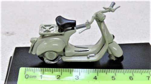 Wonderful Boxed New-Ray Piaggio Die Cast Beige Vespa 125 U (1953) Scale 1:32 L: 6 cm