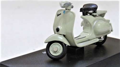 Wonderful Boxed New-Ray Piaggio Die Cast Beige Vespa 125 U (1953) Scale 1:32 L: 6 cm