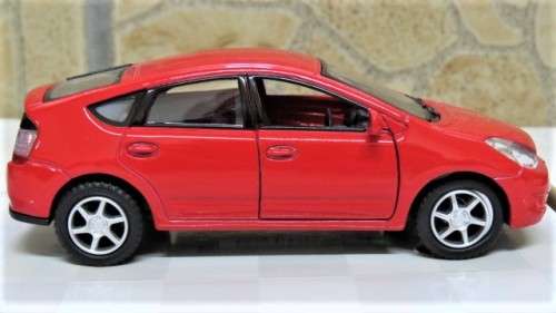 Boxed Kinsmart Die Cast Toyota Prius With Pull Back Action #KT5093 Scale 1:34 L: 12,5 cm