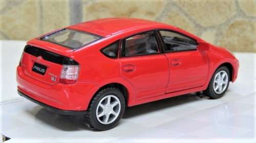Boxed Kinsmart Die Cast Toyota Prius With Pull Back Action #KT5093 Scale 1:34 L: 12,5 cm