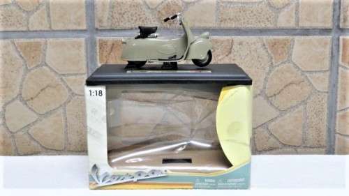 Fantastic Boxed Maisto Die Cast Vespa MP5 Paperino (1945) Scale 1:18 L: 10 cm