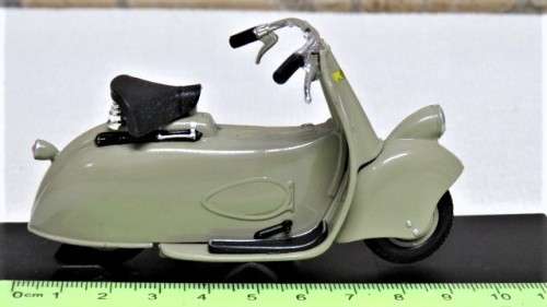 Fantastic Boxed Maisto Die Cast Vespa MP5 Paperino (1945) Scale 1:18 L: 10 cm