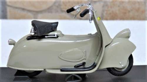 Fantastic Boxed Maisto Die Cast Vespa MP5 Paperino (1945) Scale 1:18 L: 10 cm