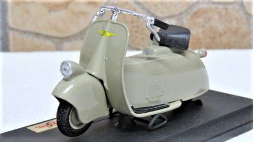 Fantastic Boxed Maisto Die Cast Vespa MP5 Paperino (1945) Scale 1:18 L: 10 cm