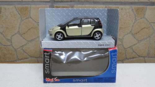 Fantastic Boxed `Maisto Smart` Die Cast Smart Forfour With Pull Back Action Scale 1:35 L: 10,5 cm