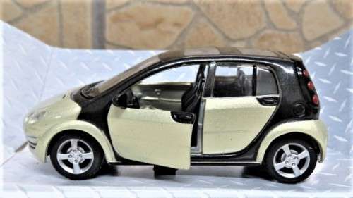 Fantastic Boxed `Maisto Smart` Die Cast Smart Forfour With Pull Back Action Scale 1:35 L: 10,5 cm