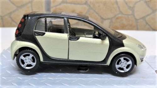 Fantastic Boxed `Maisto Smart` Die Cast Smart Forfour With Pull Back Action Scale 1:35 L: 10,5 cm