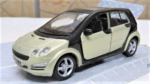 Fantastic Boxed `Maisto Smart` Die Cast Smart Forfour With Pull Back Action Scale 1:35 L: 10,5 cm