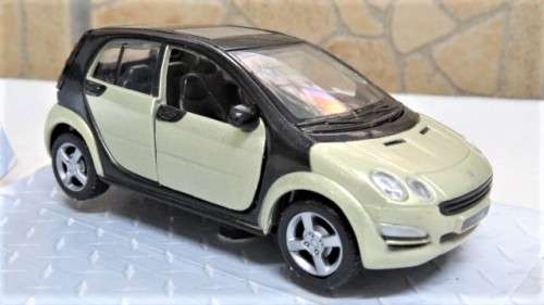 Fantastic Boxed `Maisto Smart` Die Cast Smart Forfour With Pull Back Action Scale 1:35 L: 10,5 cm