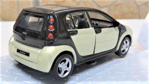 Fantastic Boxed `Maisto Smart` Die Cast Smart Forfour With Pull Back Action Scale 1:35 L: 10,5 cm
