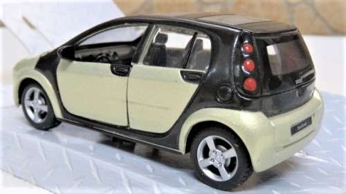 Fantastic Boxed `Maisto Smart` Die Cast Smart Forfour With Pull Back Action Scale 1:35 L: 10,5 cm