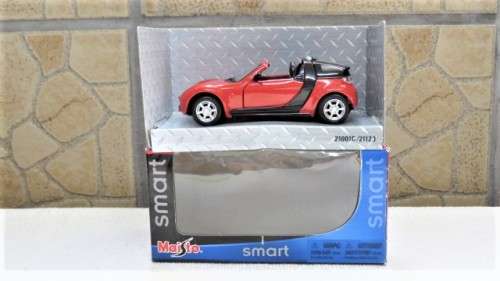 Boxed `Maisto Smart` Die Cast Smart Roadster - Coupe With Pull back Action Scale 1:31 L: 11 cm