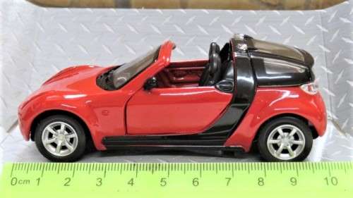 Boxed `Maisto Smart` Die Cast Smart Roadster - Coupe With Pull back Action Scale 1:31 L: 11 cm