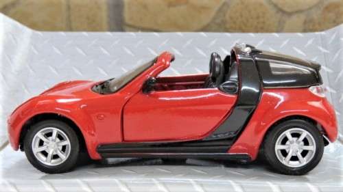Boxed `Maisto Smart` Die Cast Smart Roadster - Coupe With Pull back Action Scale 1:31 L: 11 cm