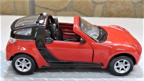 Boxed `Maisto Smart` Die Cast Smart Roadster - Coupe With Pull back Action Scale 1:31 L: 11 cm