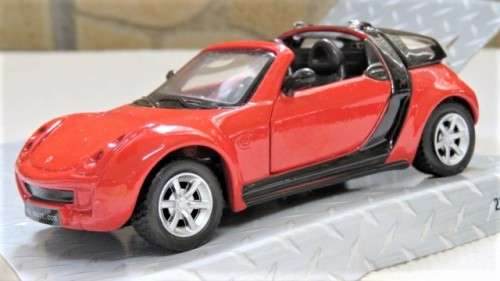 Boxed `Maisto Smart` Die Cast Smart Roadster - Coupe With Pull back Action Scale 1:31 L: 11 cm