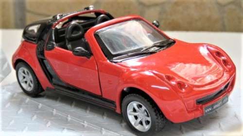 Boxed `Maisto Smart` Die Cast Smart Roadster - Coupe With Pull back Action Scale 1:31 L: 11 cm