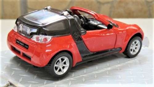 Boxed `Maisto Smart` Die Cast Smart Roadster - Coupe With Pull back Action Scale 1:31 L: 11 cm