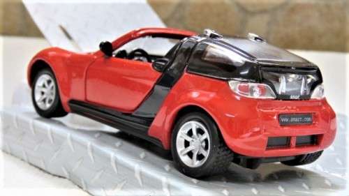 Boxed `Maisto Smart` Die Cast Smart Roadster - Coupe With Pull back Action Scale 1:31 L: 11 cm