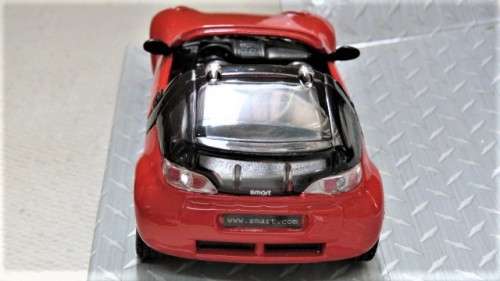 Boxed `Maisto Smart` Die Cast Smart Roadster - Coupe With Pull back Action Scale 1:31 L: 11 cm