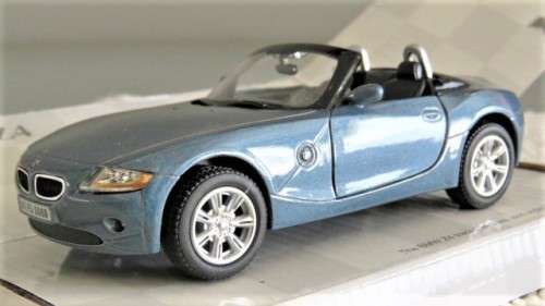 Stunning Boxed Kinsmart Die Cast BMW Z4 With Pull Back Action Scale 1:32 L: 12,5 cm