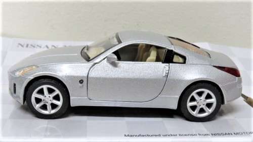 Boxed Kinsmart Die Cast Nissan 350Z With Pull Back Action #KT5061 Scale 1:34 L: 12,5 cm