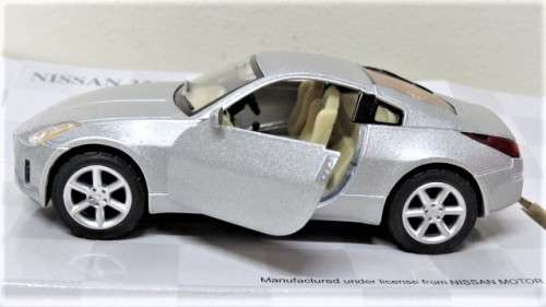 Boxed Kinsmart Die Cast Nissan 350Z With Pull Back Action #KT5061 Scale 1:34 L: 12,5 cm