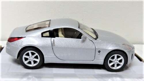 Boxed Kinsmart Die Cast Nissan 350Z With Pull Back Action #KT5061 Scale 1:34 L: 12,5 cm