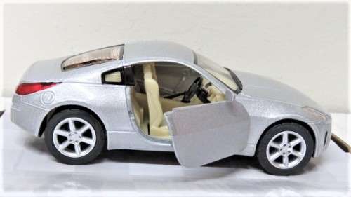 Boxed Kinsmart Die Cast Nissan 350Z With Pull Back Action #KT5061 Scale 1:34 L: 12,5 cm
