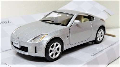 Boxed Kinsmart Die Cast Nissan 350Z With Pull Back Action #KT5061 Scale 1:34 L: 12,5 cm