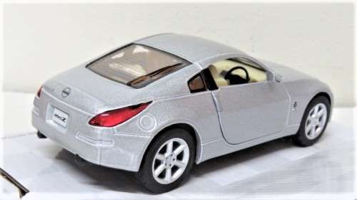 Boxed Kinsmart Die Cast Nissan 350Z With Pull Back Action #KT5061 Scale 1:34 L: 12,5 cm