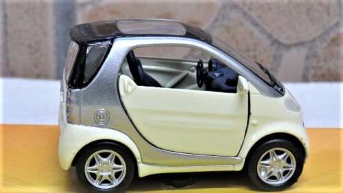 Lovely Boxed Maisto Superior Die Cast Smart City-Coupe With Pull Back Action Scale 1:33 L: 7,5 cm