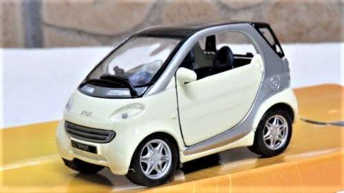 Lovely Boxed Maisto Superior Die Cast Smart City-Coupe With Pull Back Action Scale 1:33 L: 7,5 cm
