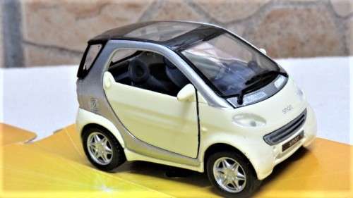 Lovely Boxed Maisto Superior Die Cast Smart City-Coupe With Pull Back Action Scale 1:33 L: 7,5 cm