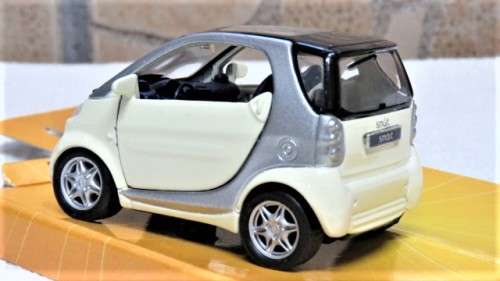 Lovely Boxed Maisto Superior Die Cast Smart City-Coupe With Pull Back Action Scale 1:33 L: 7,5 cm