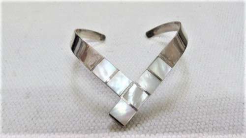 Stunning Vintage Sterling Silver V-Shape Cuff Bangle Mother of Pearl Inlay 70 x 85 mm (26.4 g)