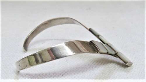 Stunning Vintage Sterling Silver V-Shape Cuff Bangle Mother of Pearl Inlay 70 x 85 mm (26.4 g)