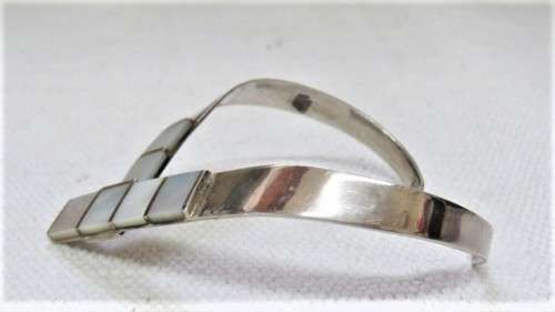 Stunning Vintage Sterling Silver V-Shape Cuff Bangle Mother of Pearl Inlay 70 x 85 mm (26.4 g)