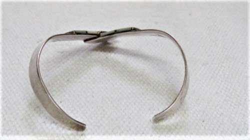 Stunning Vintage Sterling Silver V-Shape Cuff Bangle Mother of Pearl Inlay 70 x 85 mm (26.4 g)