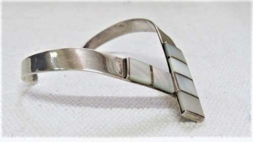 Stunning Vintage Sterling Silver V-Shape Cuff Bangle Mother of Pearl Inlay 70 x 85 mm (26.4 g)