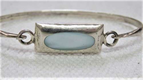 Fabulous Vintage Sterling Silver Hinged Bangle With Mother of Pearl Inlay 65 x 52 mm (10.5 g)
