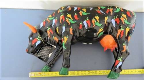 Superb Vintage CowParade Boston 2006 `Chillies Con Carne` Large Hand Painted Ceramic Cow H: 20 cm