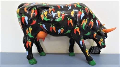 Superb Vintage CowParade Boston 2006 `Chillies Con Carne` Large Hand Painted Ceramic Cow H: 20 cm
