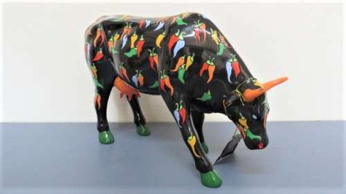 Superb Vintage CowParade Boston 2006 `Chillies Con Carne` Large Hand Painted Ceramic Cow H: 20 cm