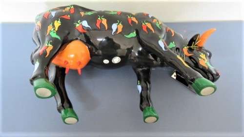 Superb Vintage CowParade Boston 2006 `Chillies Con Carne` Large Hand Painted Ceramic Cow H: 20 cm