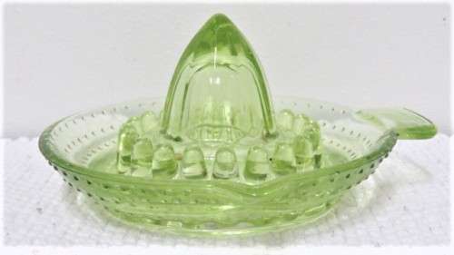 Wonderful Vintage Green Glass Juicer With Handle And Spout 13,5 x 2,5 cm