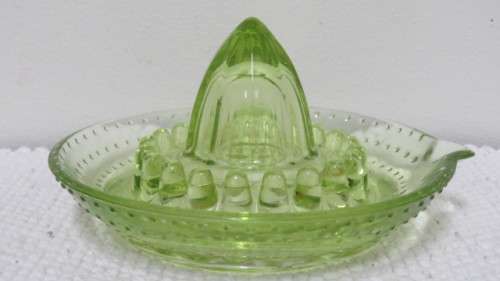 Wonderful Vintage Green Glass Juicer With Handle And Spout 13,5 x 2,5 cm