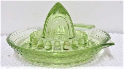 Wonderful Vintage Green Glass Juicer With Handle And Spout 13,5 x 2,5 cm