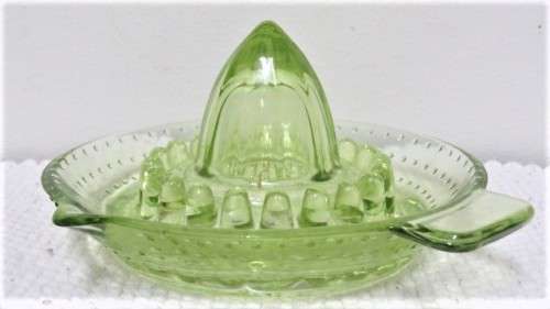 Wonderful Vintage Green Glass Juicer With Handle And Spout 13,5 x 2,5 cm